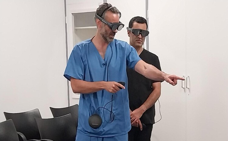 Neurosurgeons at Imperial introduce mixed reality technology